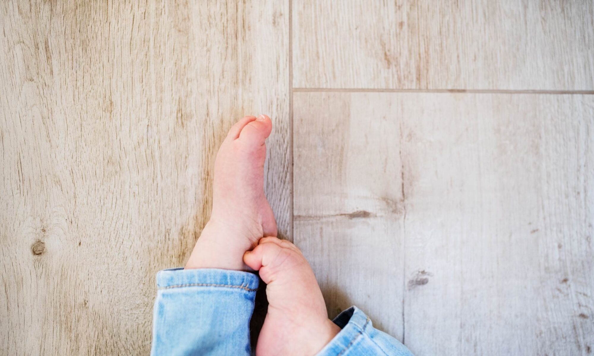 Pies planos flexibles de niño pequeño