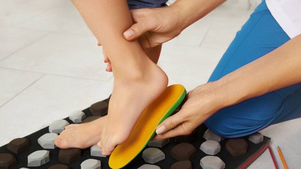 Podólogo diseña plantillas personalizadas para pies planos flexibles en niños
