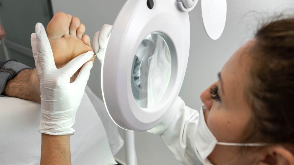 Clínica podológica trata los callos y durezas en los pies de un paciente