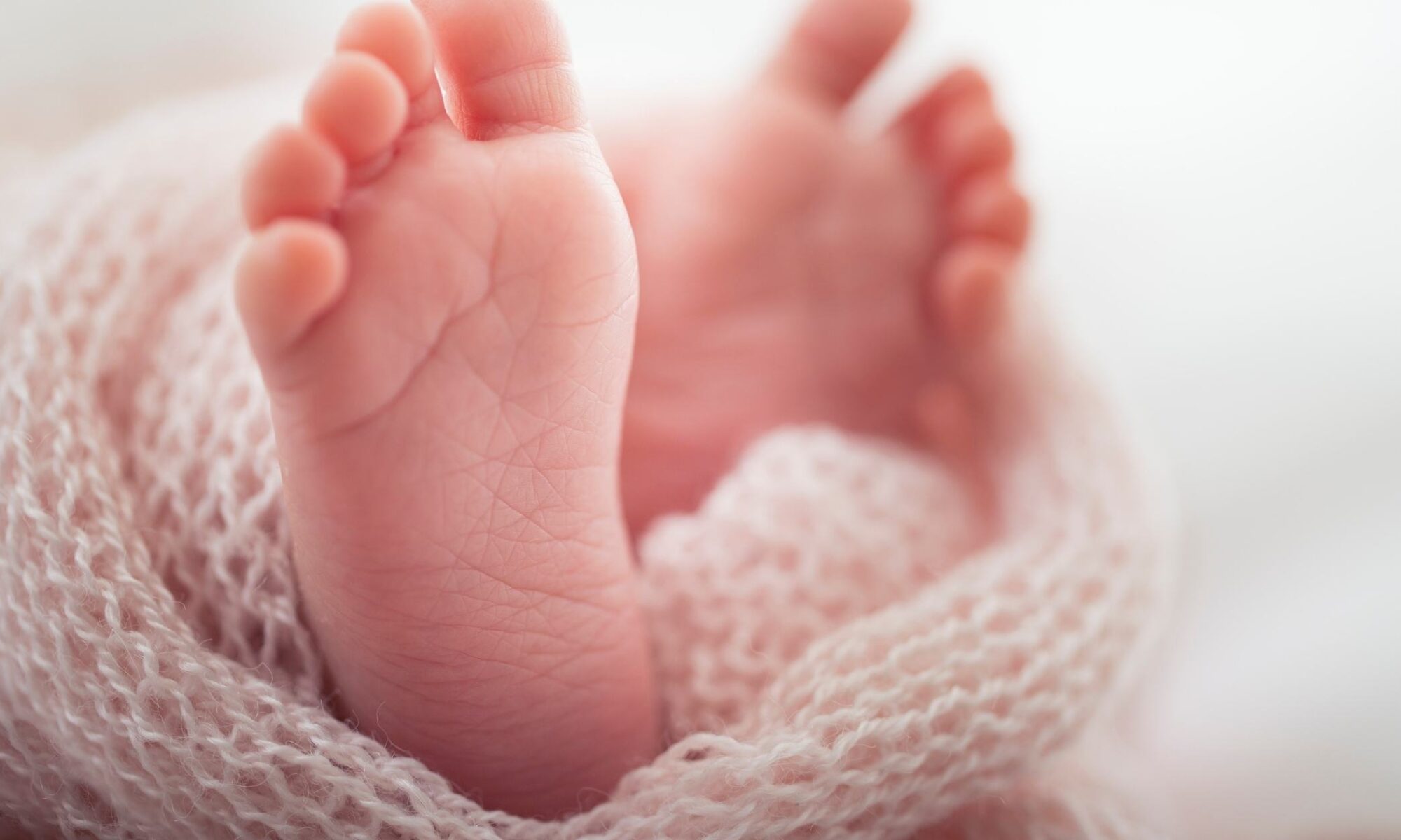 Pies de bebés recién nacidos